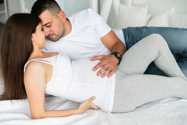 husband-pregnant-wife-spending-time-together-alone husband pregnant wife spending time together alone