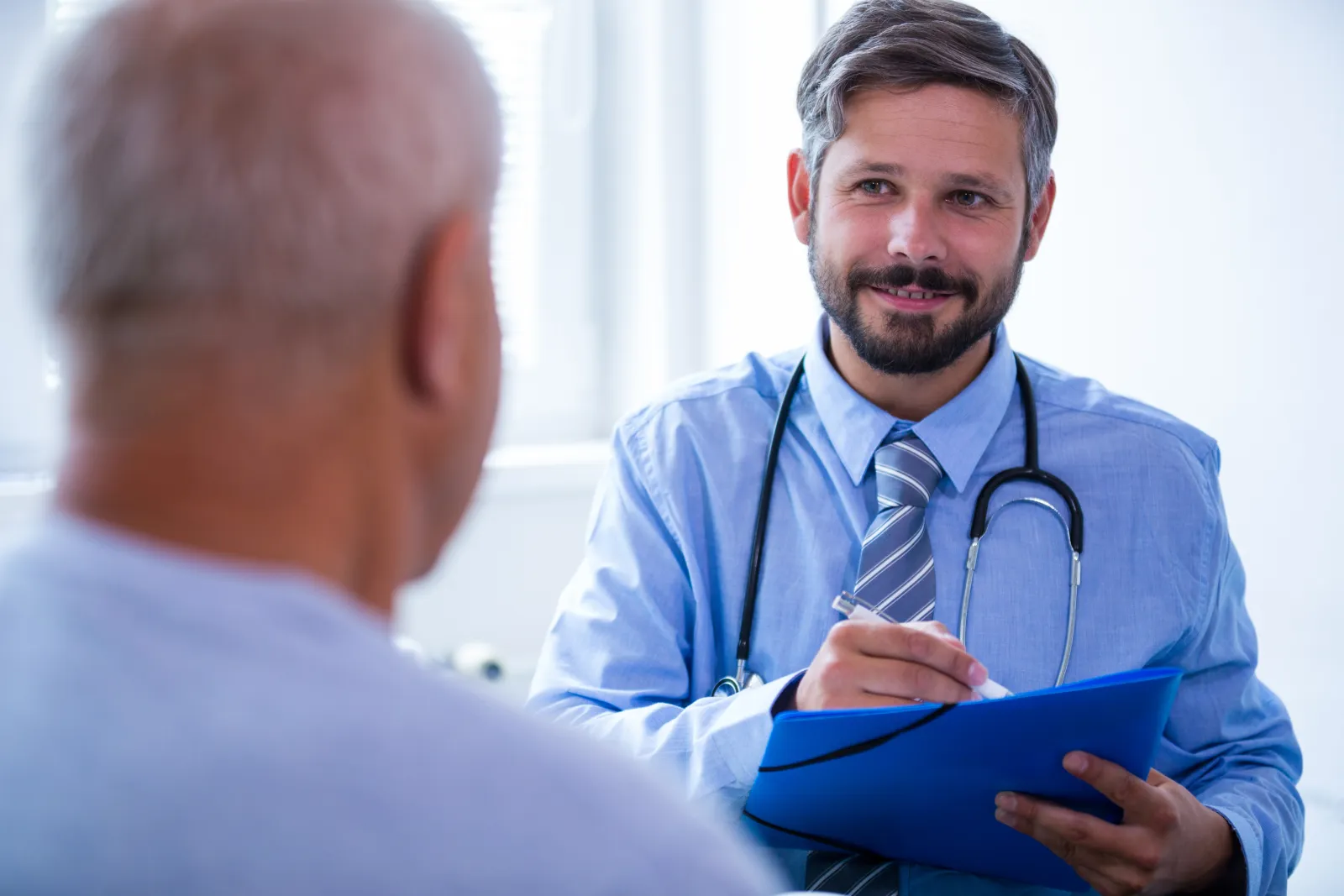 patients-consulting-doctor